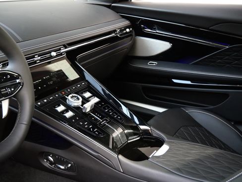 Used 2025 Aston Martin DB12 Coupe image 19