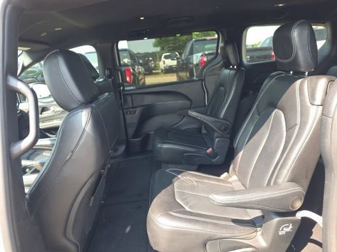 Used 2025 Chrysler Pacifica Select FWD image 3