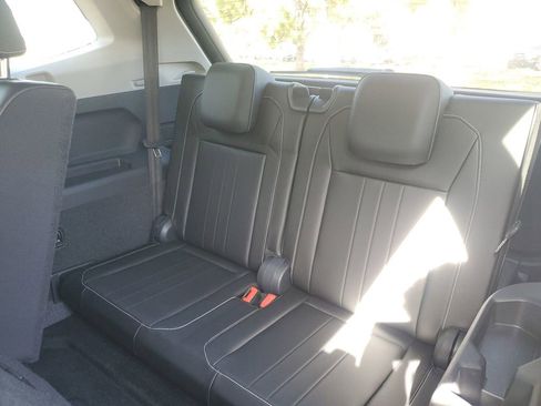 Used 2024 Volkswagen Tiguan SE image 17