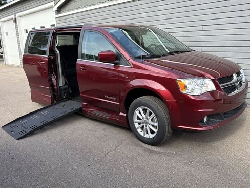 Used 2019 Dodge Grand Caravan SXT FWD image 3