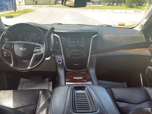 Used 2019 Cadillac Escalade ESV Luxury AWD/4WD image 10