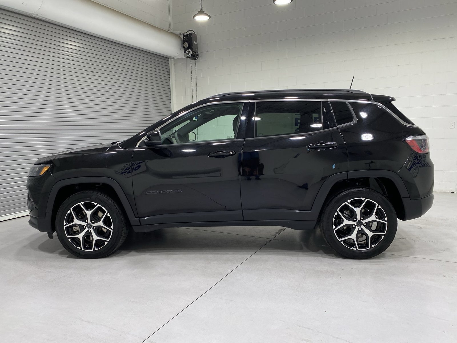 Used 2025 Jeep Compass Limited AWD/4WD image 5