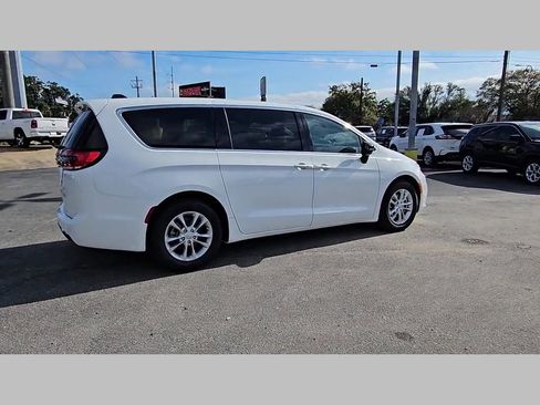 New 2026 Chrysler Pacifica Select image 32