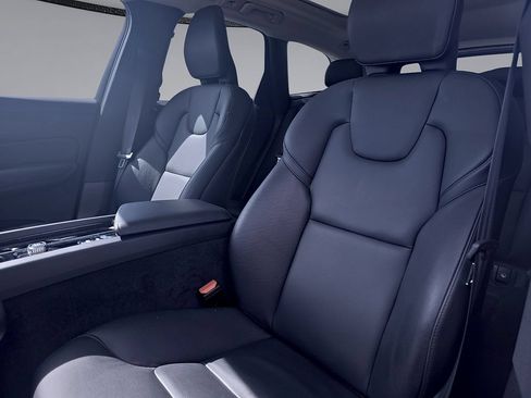 Certified 2025 Volvo XC60 B5 Core AWD/4WD image 23