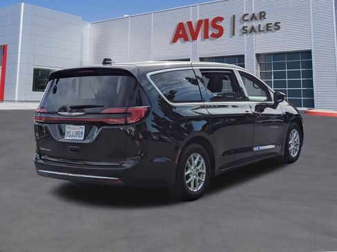 Used 2025 Chrysler Pacifica Select image 6