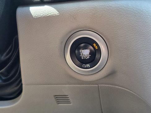 Used 2018 Chrysler Pacifica Touring-L FWD image 33