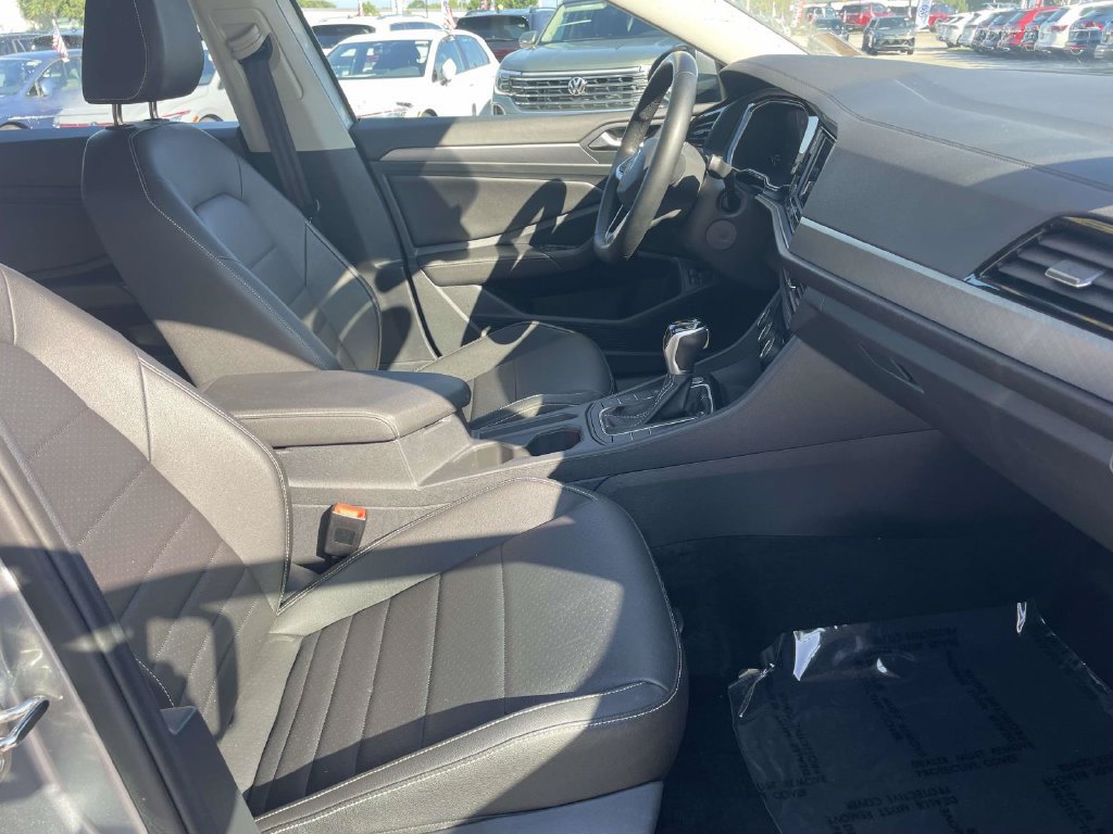 Used 2024 Volkswagen Jetta SE FWD image 12