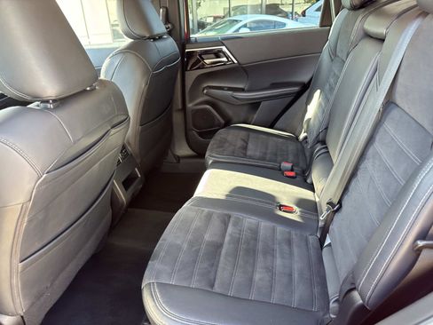 Used 2023 Mitsubishi Outlander SE image 11