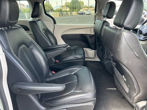 Used 2023 Chrysler Pacifica Touring-L FWD image 35