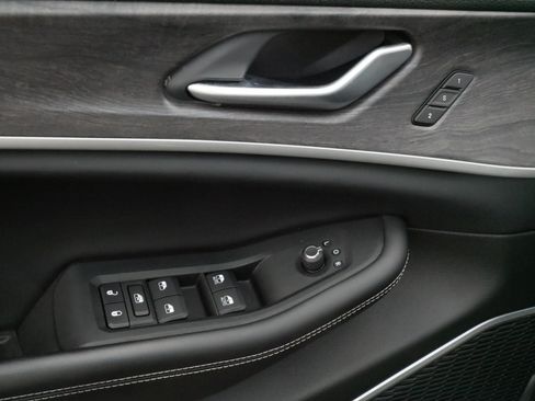 Used 2023 Jeep Grand Cherokee Limited w/ Luxury Tech Group II AWD/4WD image 19