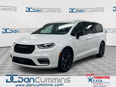 New 2026 Chrysler Pacifica Select