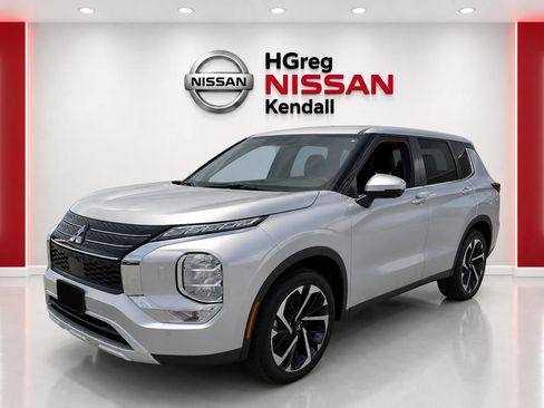 Used 2023 Mitsubishi Outlander SE AWD/4WD image 3