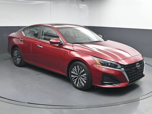 Certified 2024 Nissan Altima 2.5 SV w/ SV Premium Package FWD image 1
