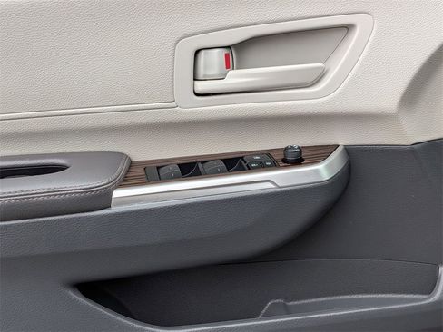 Used 2024 Toyota Sienna LE image 13