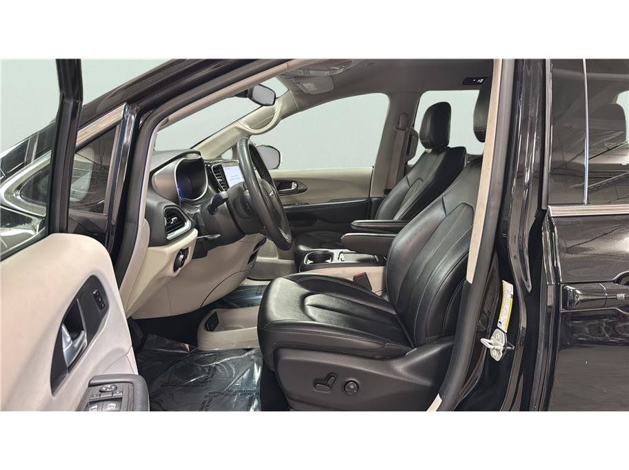 Used 2024 Chrysler Pacifica Touring-L FWD image 16