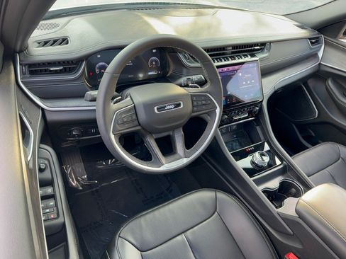 Used 2025 Jeep Grand Cherokee L Limited w/ Luxury Tech Group II RWD image 4
