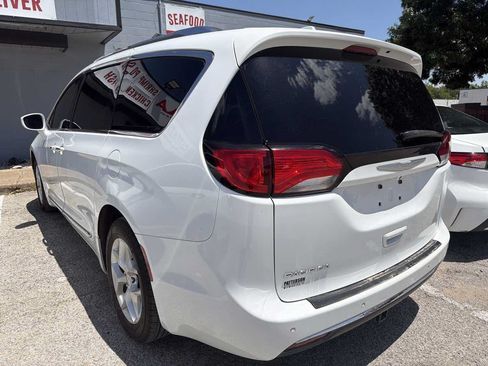 Used 2017 Chrysler Pacifica Touring-L Plus w/ Tire & Wheel Group FWD image 4