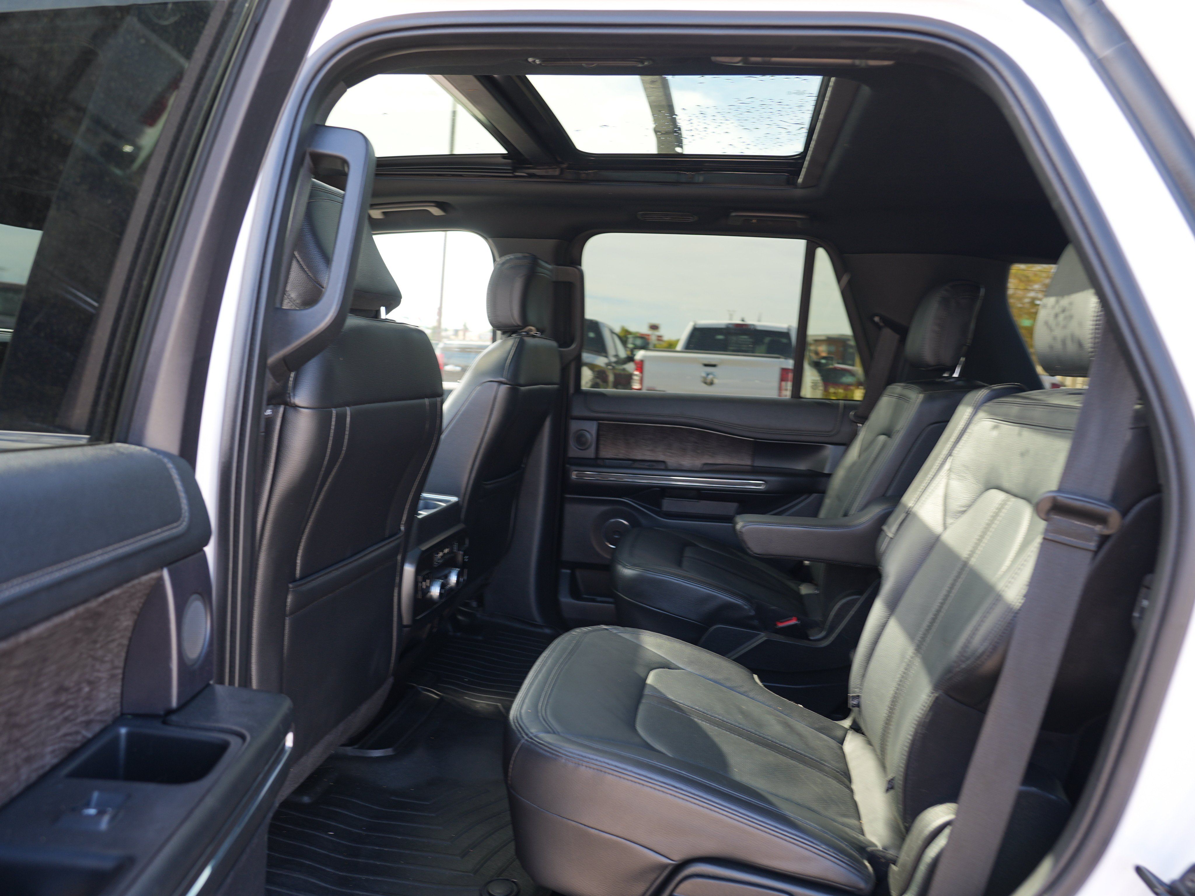 Used 2019 Ford Expedition Limited w/ Equipment Group 301A AWD/4WD image 18