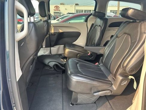 Used 2023 Chrysler Pacifica Touring-L FWD image 17