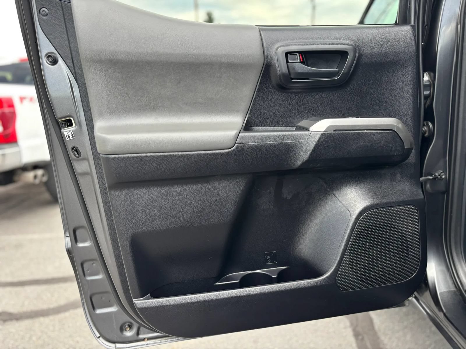 Used 2020 Toyota Tacoma SR5 AWD/4WD image 16
