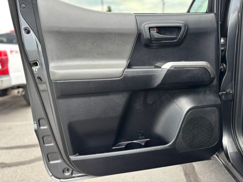 Used 2020 Toyota Tacoma SR5 AWD/4WD image 16