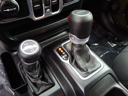 Used 2021 Jeep Gladiator Sport image 15