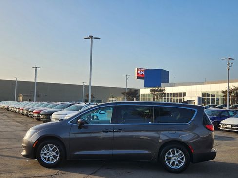 Used 2023 Chrysler Voyager LX image 28