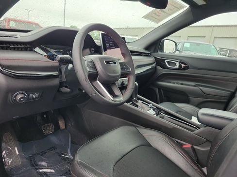 Used 2025 Jeep Compass Trailhawk AWD/4WD image 19