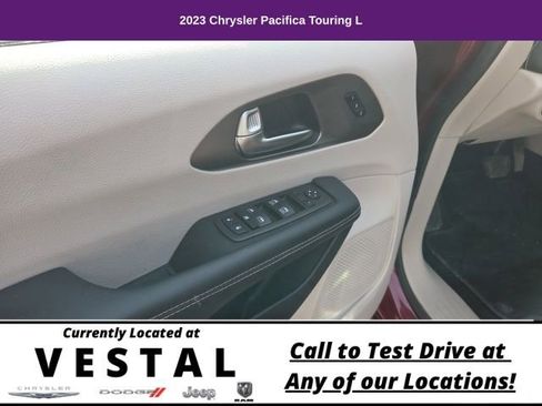 Used 2023 Chrysler Pacifica Touring-L image 14