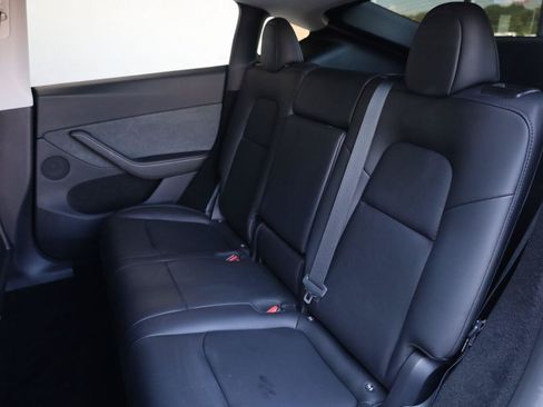 Used 2024 Tesla Model Y Long Range AWD/4WD image 17