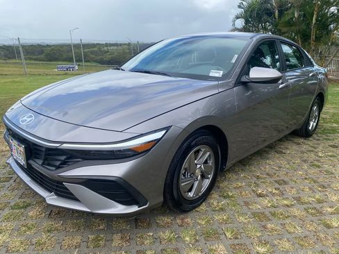 Used 2025 Hyundai Elantra SE FWD image 3
