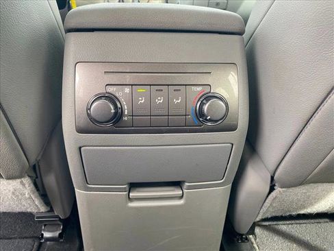 Used 2013 Toyota Highlander SE FWD image 25