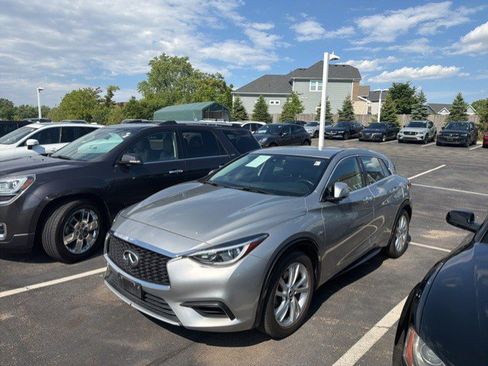 Used 2018 INFINITI QX30 FWD image 3
