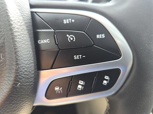 Used 2023 Chrysler Pacifica Limited w/ Uconnect Theater Family Group AWD/4WD image 28