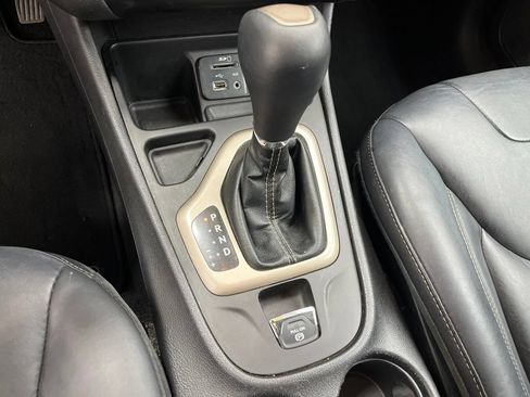 Used 2017 Jeep Cherokee Limited FWD image 25