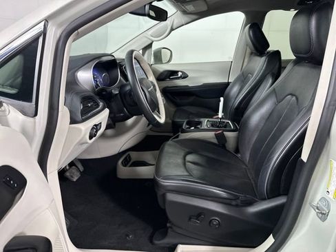 Used 2019 Chrysler Pacifica Limited image 11