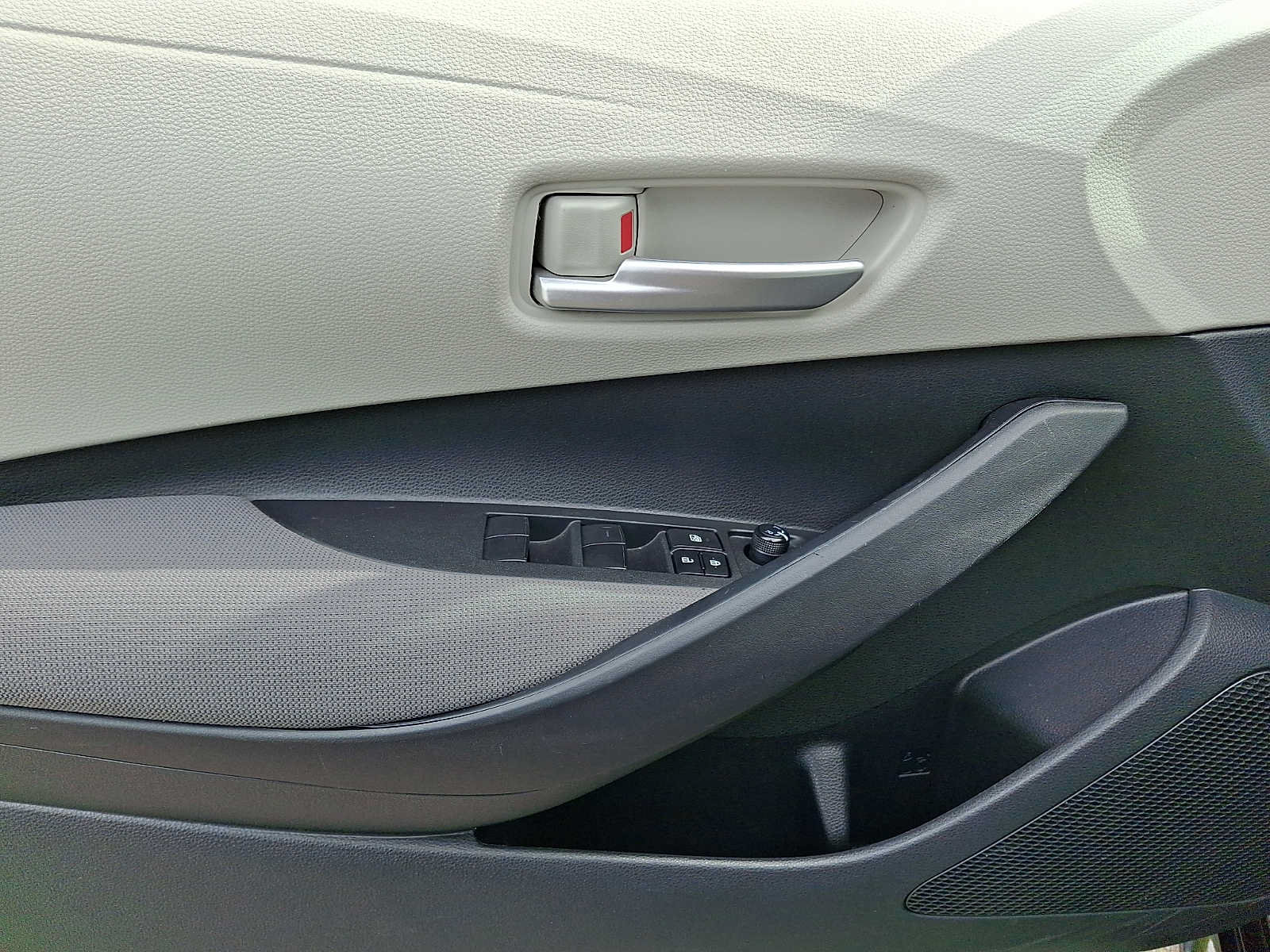 Used 2020 Toyota Corolla LE FWD image 9