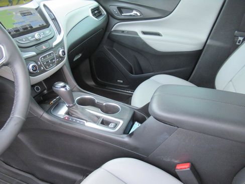 Used 2018 Chevrolet Equinox Premier FWD image 16