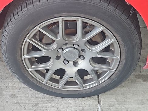 Used 2013 Toyota Yaris L image 8