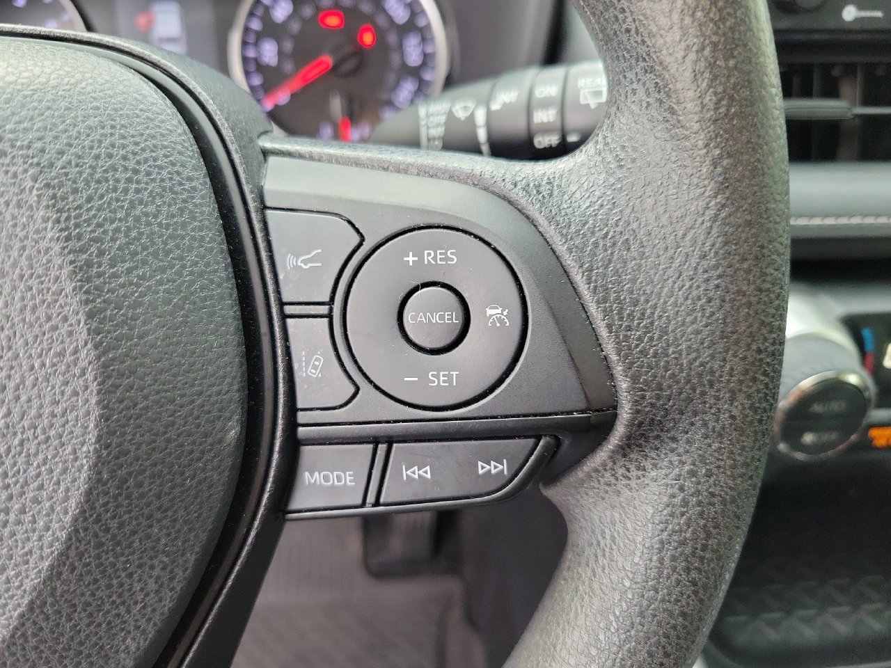 Used 2022 Toyota RAV4 XLE w/ Convenience Package FWD image 21