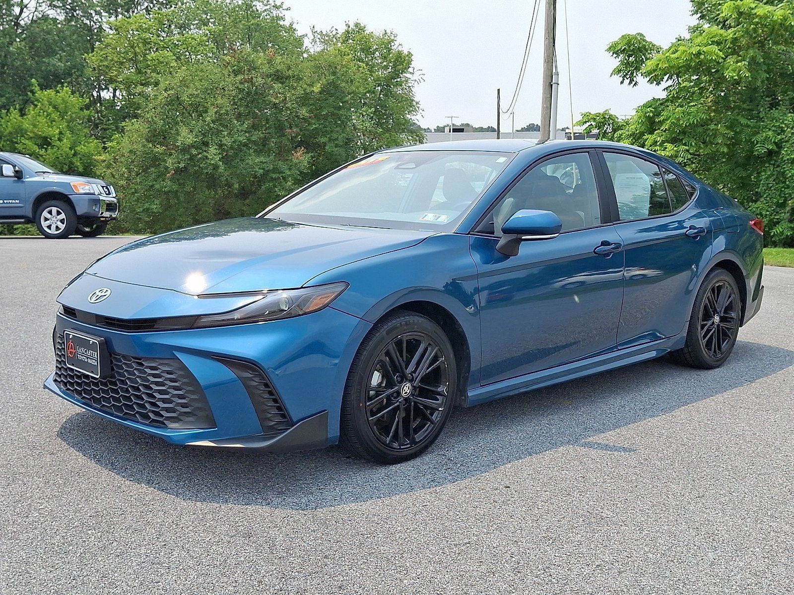 Used 2025 Toyota Camry SE FWD image 3