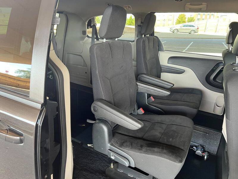Used 2018 Dodge Grand Caravan SE w/ UConnect Hands-Free Group FWD image 32