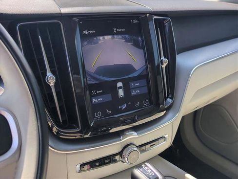 Used 2018 Volvo XC60 T6 Momentum w/ Vision Package image 14