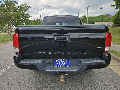 Used 2017 Toyota Tacoma TRD Sport AWD/4WD image 5