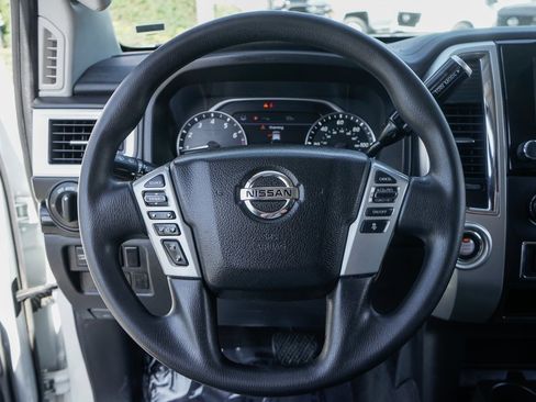 Used 2021 Nissan Titan SV image 18