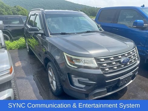Used 2017 Ford Explorer XLT w/ Equipment Group 202A AWD/4WD image 2