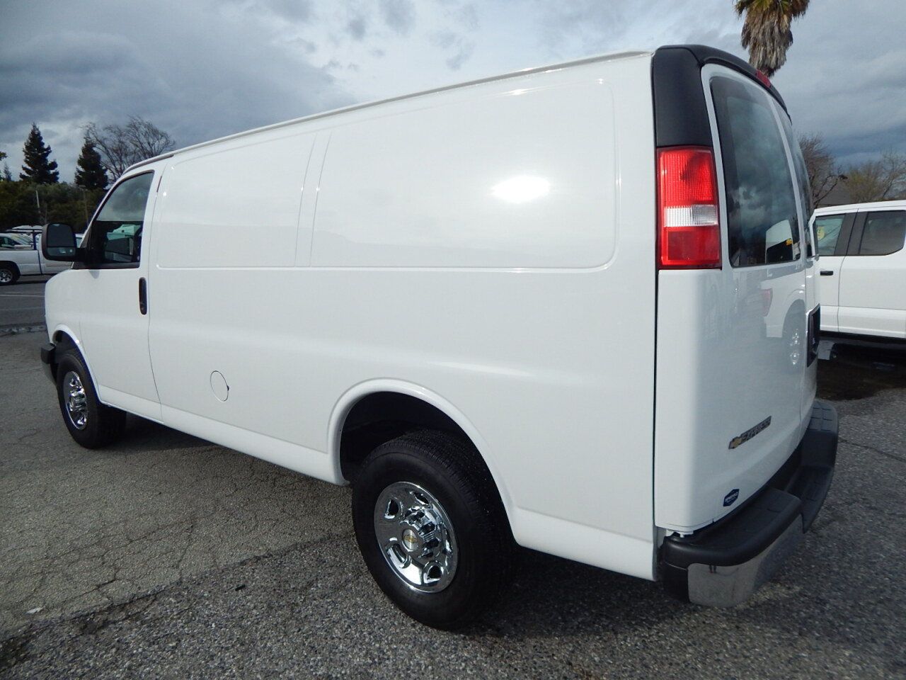 Used 2024 Chevrolet Express 2500 w/ Driver Convenience Package RWD image 6