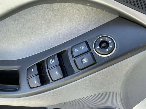 Used 2015 Hyundai Elantra SE image 16