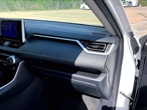 Used 2025 Toyota RAV4 XLE image 19