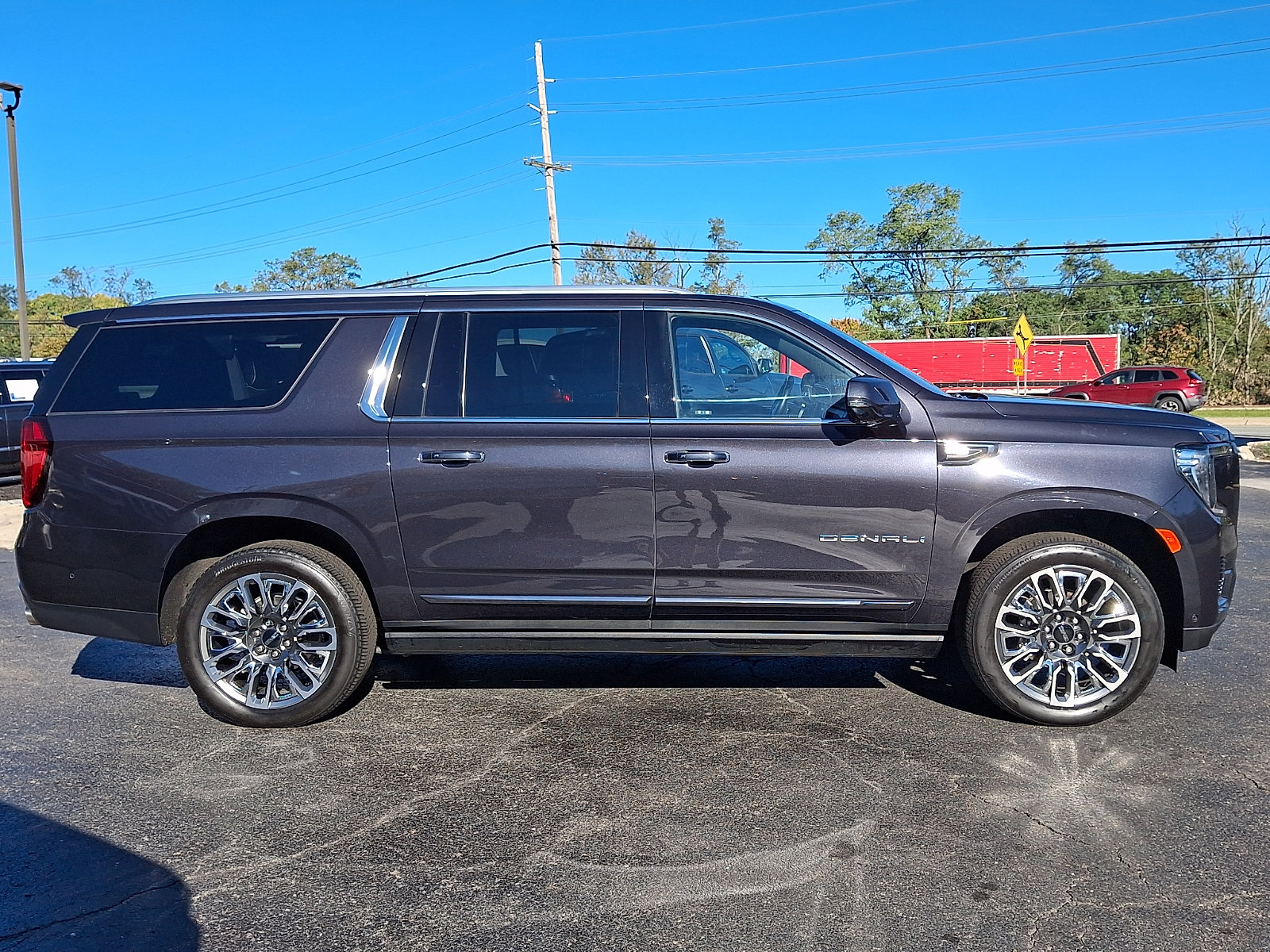 Used 2023 GMC Yukon XL Denali Ultimate AWD/4WD image 7